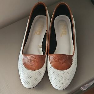THE LEATHER COLLECTION WHITE/CARMEL LEATHER FLATS sz 9